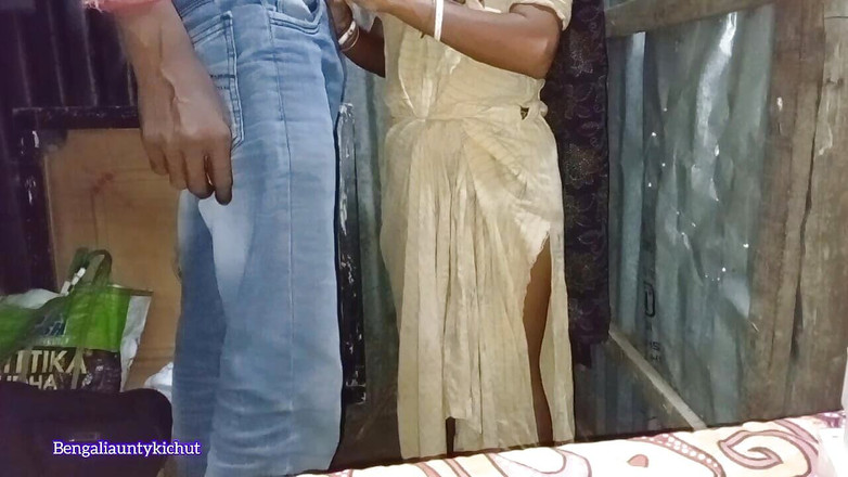 Bengaliauntykichut: Mengongkek wanita matang pada waktu petang