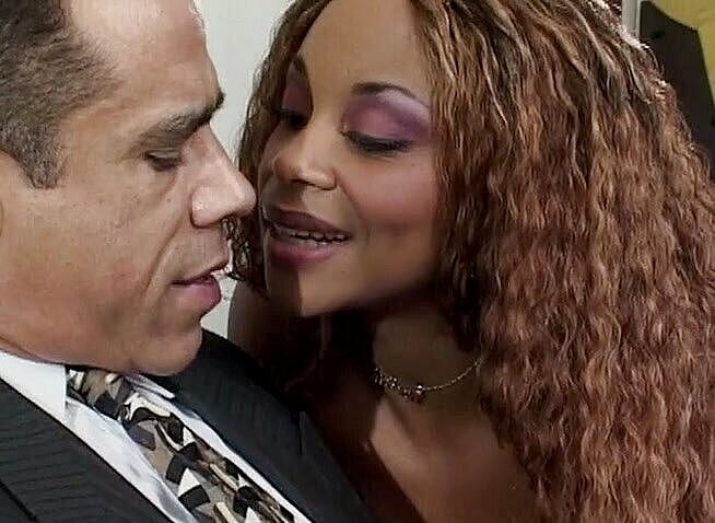 Analiscius: Anální milující ebenová holka s velkými prsy dostane naplněnou pusu...