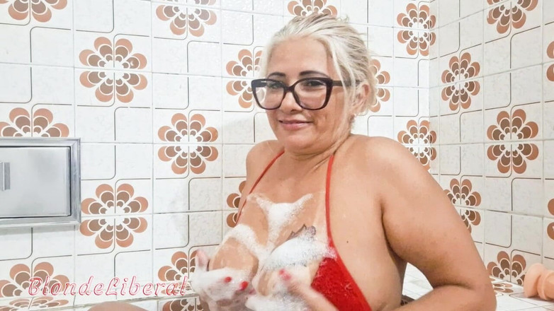 BlondeLiberal: Вставляю дилдо в ее киску и писаю