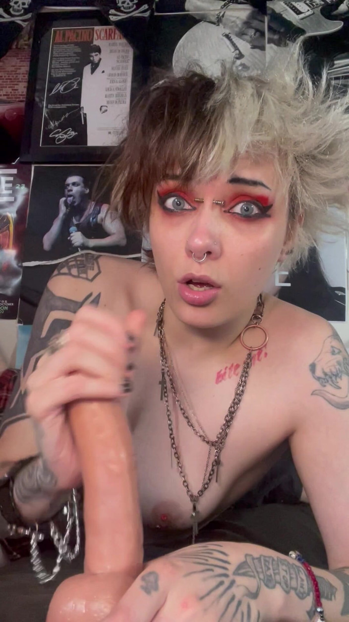 Glitterqueen1999: Готическая девушка топлес дрочит, пока ты не отсосешь свою порцию спермы, инструкция по дрочке, грязный разговор, хороший паренек