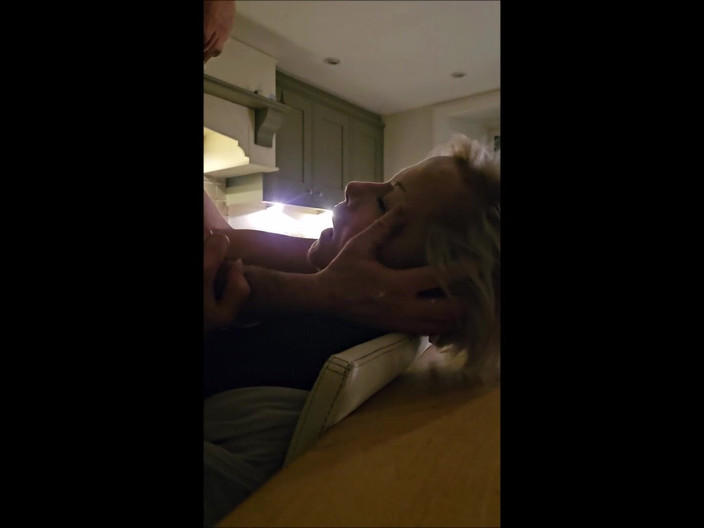 SilverFux: Suri rumah matang curang dikongkek di dapurnya oleh jiran miang