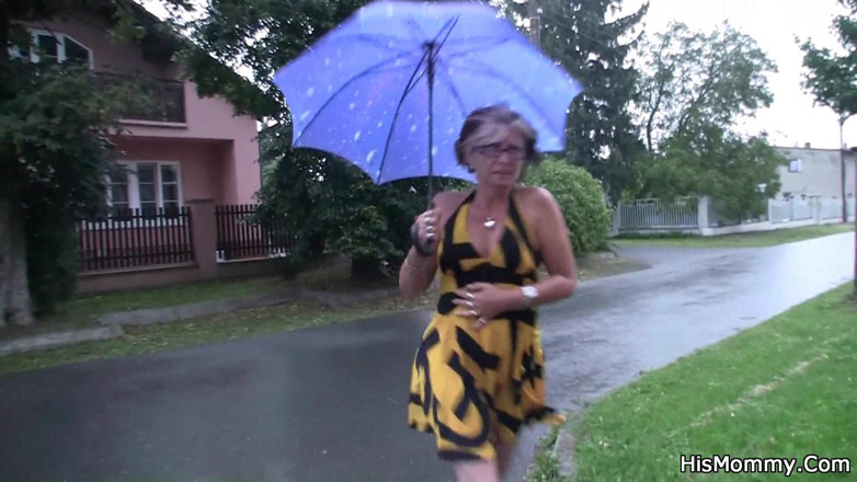 His Mommy: Molhada da chuva, depois molhada do sexo