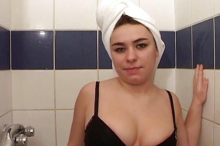 Planete Francaise: Cute French Babe Shows Her Cock-sucking Skills in the Shower