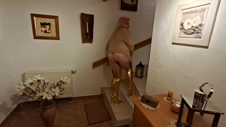PureVicky66: Matură sexy cu părul roz se întinde larg pe scări