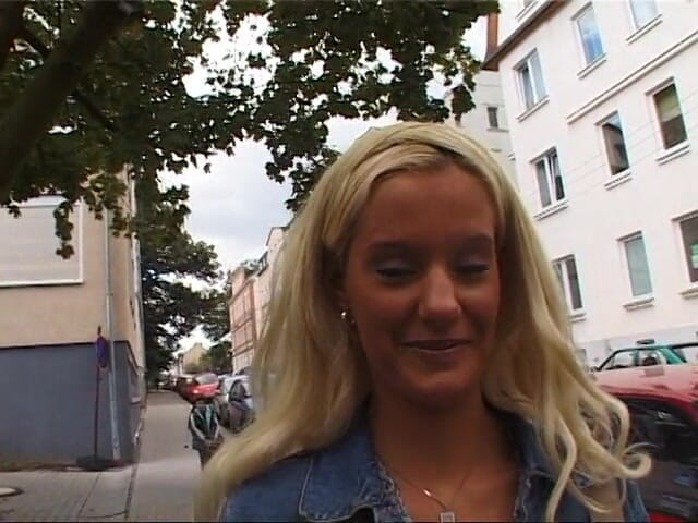 Lucky Wankerz: Blonde fingering her love hole
