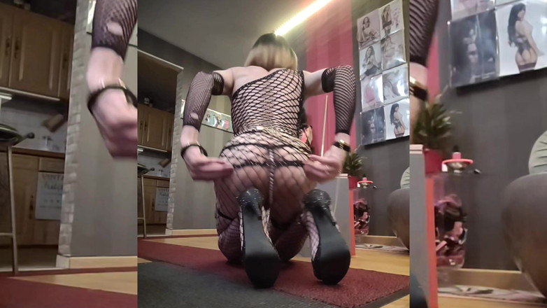 VaneSsa BiTCHx: Ayo, bersiap-siap, mengisap kontol, pria itu akan datang