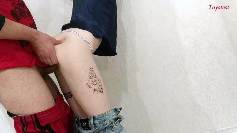 Toystest: Schneller sex mit meiner stiefschwester, während niemand zu hause ist