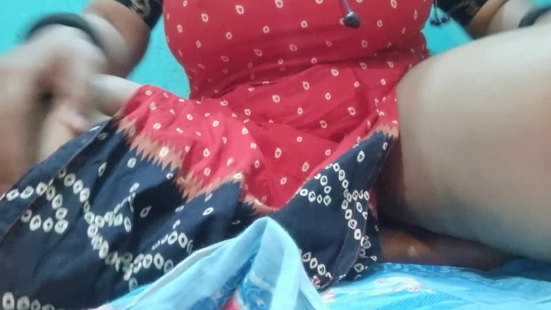 NilaRani693: Gros plan, je montre mes gros nichons et je me...