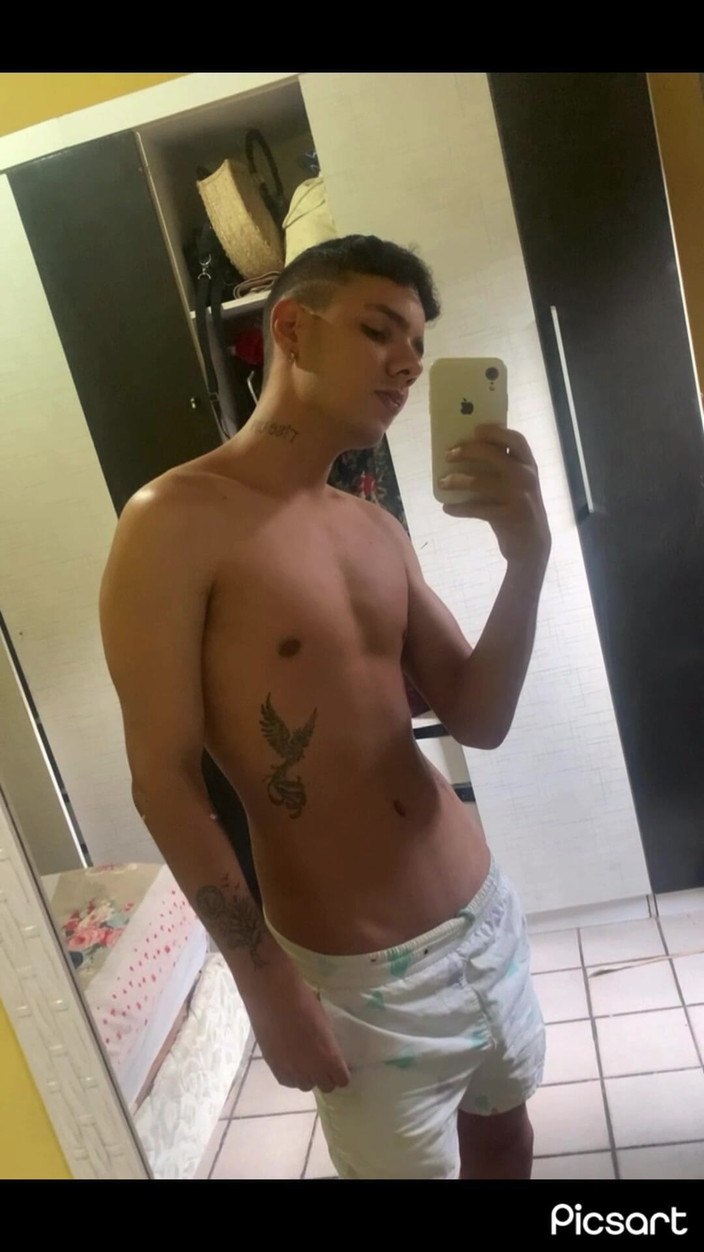 BrazilianTwinkOnFire: Şişman götlü Brezilyalı model kendini filme alıyor