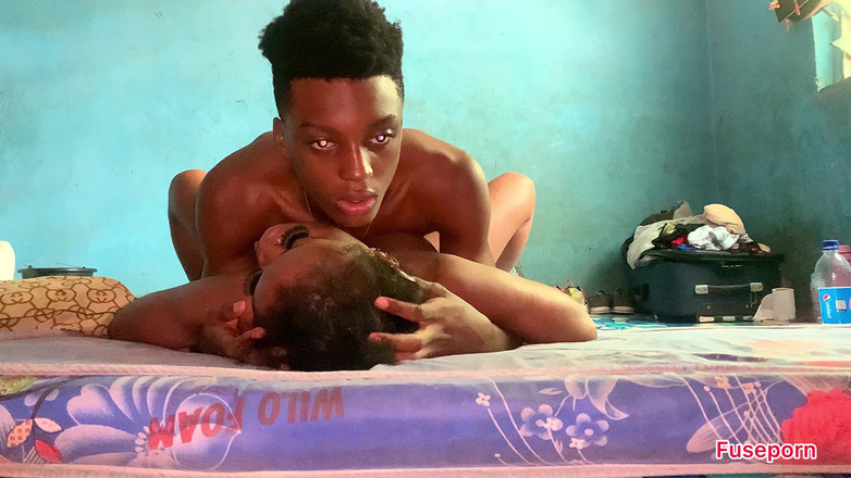 Fuseporn: Z velkého černého ptáka kape moje sousedka