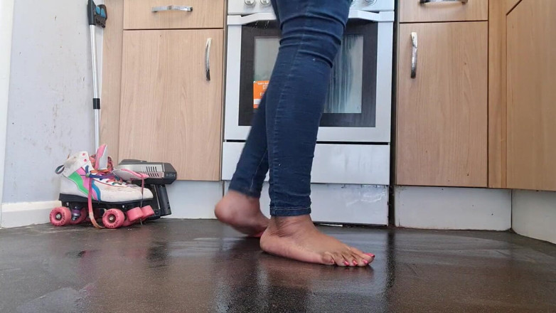 Simp to my ebony feet: Limpando o chão com pés sujos