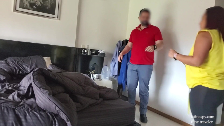 Time traveler: Une soubrette ne porte qu’une chemise jaune