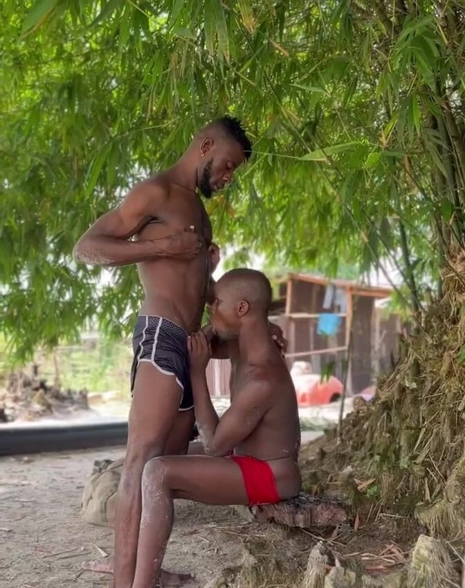 Purplecum: Neukte hem bij de rivier