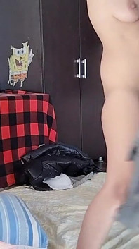 Amatör fru tycker om att prova kläder och skära dem.