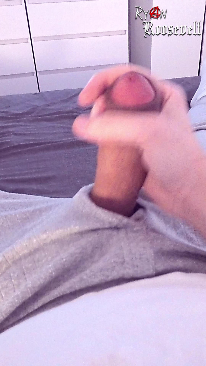 Ryan Roosevelt: Просмотр порно приводит к шумному камшоту после быстрой возбужденной дрочи