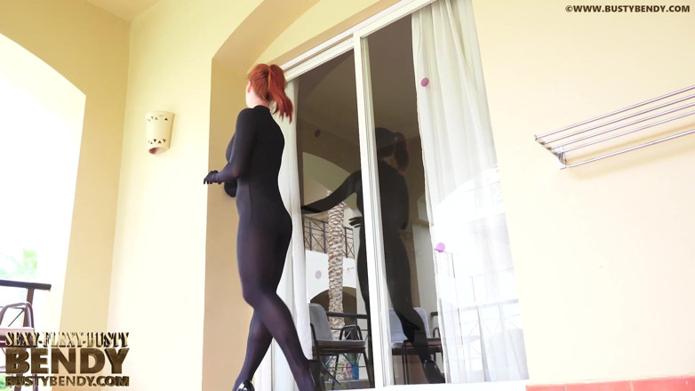 Flexilady: Ketrin flexible en zentai et talons hauts
