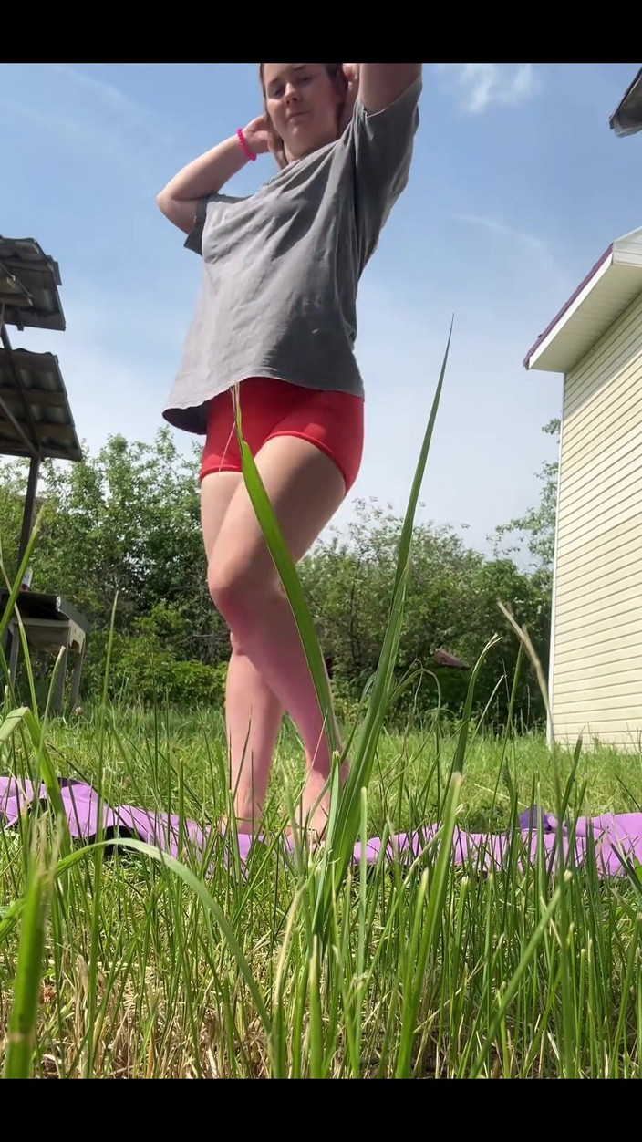 Fox Flame: Im Sommer mache ich yoga auf der straße