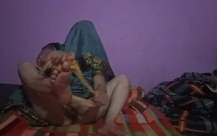 Sexy gunjan: 印度德瓦按摩她性感的哥的身体并手淫她性感的阴户做爱