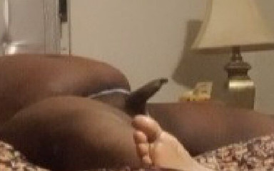 Andrew Adams: 私は女性のひもを履いたままベッドでお尻を叩きました