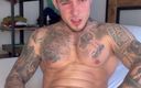 BoyGym: Sexy hunk tatuada jugando con mi polla gorda y mi...