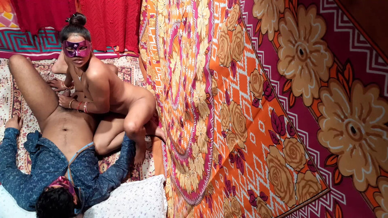 Desi Papa: Heerlijk schattig Indisch meisje met een donkere huid thuis diep...