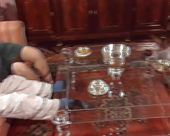 Deutsche Camgirls: Duas safadas alemãs sendo fodidas com força na sala de...