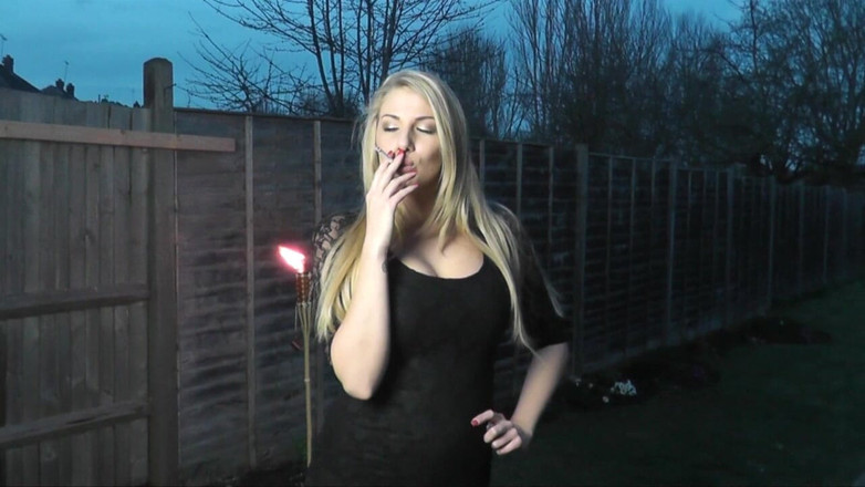 DanielleMaye: Dipaksa kembali ke dalam merokok