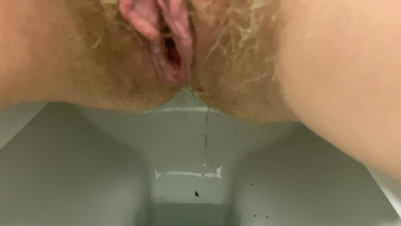 Hairy couple: 毛むくじゃらのマンコがおしっこをし、うっかりおならをする、非常にクローズアップビュー