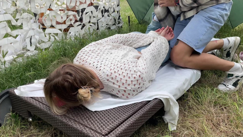 HotPrincessUA: Blondie gefangen genommen: mund geknebelt und gekitzelt