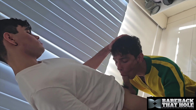 Bareback That Hole: Без презерватива, красива пінкі Майк трахає мокру дірку Поколіто Тамайо