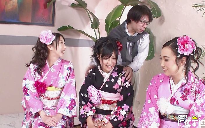 Pure Japanese adult video ( JAV): Trzy japońskie laski wysadzają grupę mężczyzn owłosionymi kutasami i połykają...