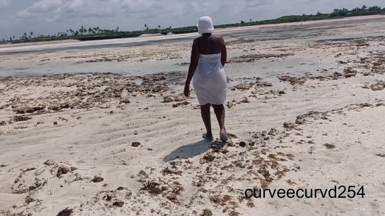 Curveecurvd254: Cewek Ini Pamer Twerking Di Pantai Umum Afrika