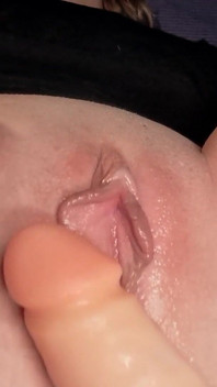 Doyumsuz melek zevkle çığlık atana kadar dildoyla oynuyor
