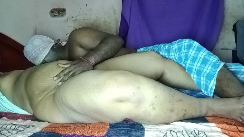 Tamil Anti Uma: 私の村では、継母の継娘と家で一人の時、私も彼女のところに加わり、彼女の膣を舐めたり味わったりしていました。