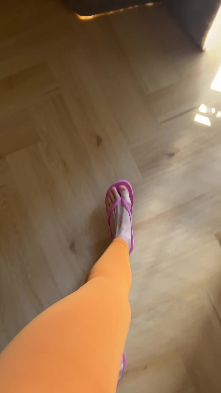 Feet: Ik Loop Graag Op Roze Slippers