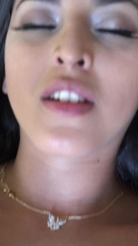 Sophia a besoin de cette bite et tu la lui donnes