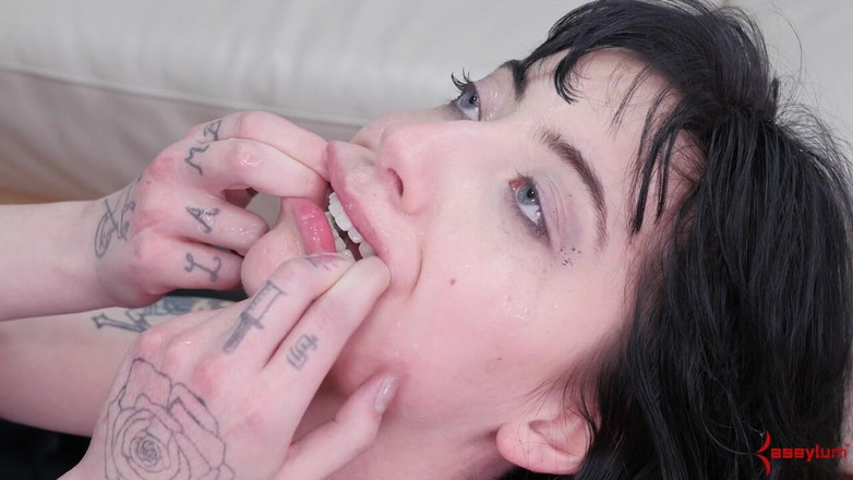 Assylum & Slavemouth: Hamba Goth dikongkek pantat dan kencing dalam sampah