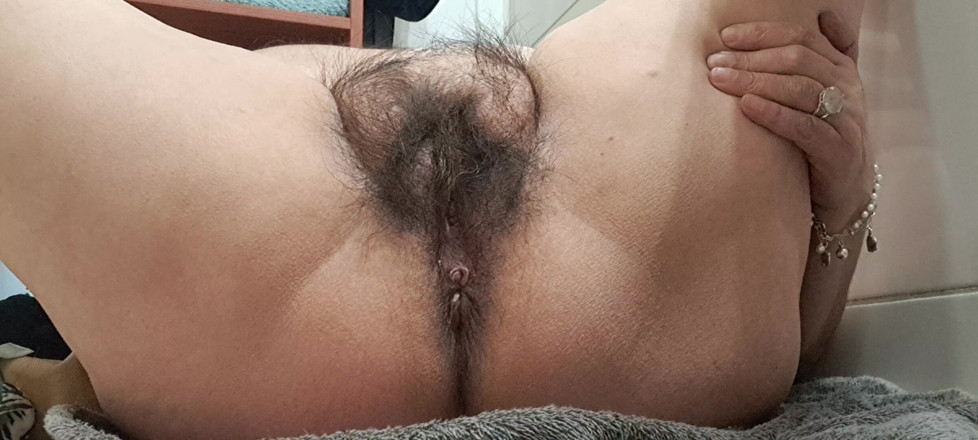 Mommy big hairy pussy: Pleasure with the Fingers