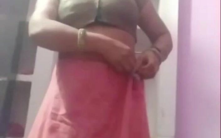 Sexy gunjan: 独自一人的印度农村阿姨向他的老男友展示她性感的屁股和胸部美丽的身体