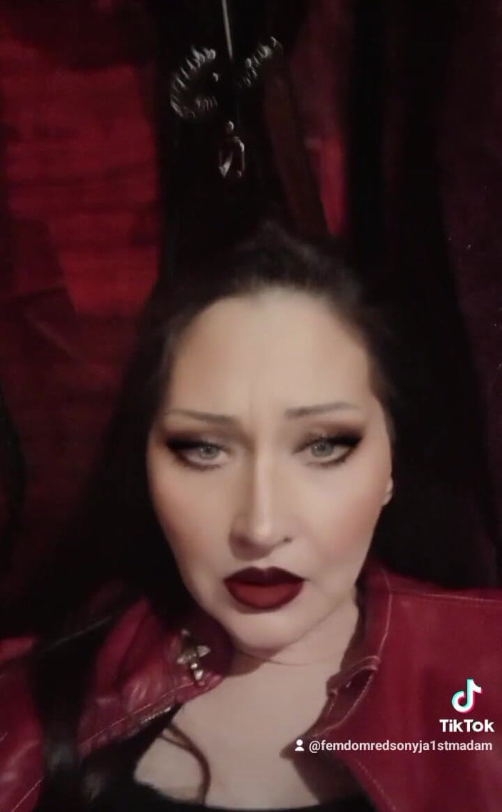 Dominatrix Redsonyja: Yarağın için özel cihazlarımın sadece bir kısmını görüyorsun, yarağını sana Haven'da...