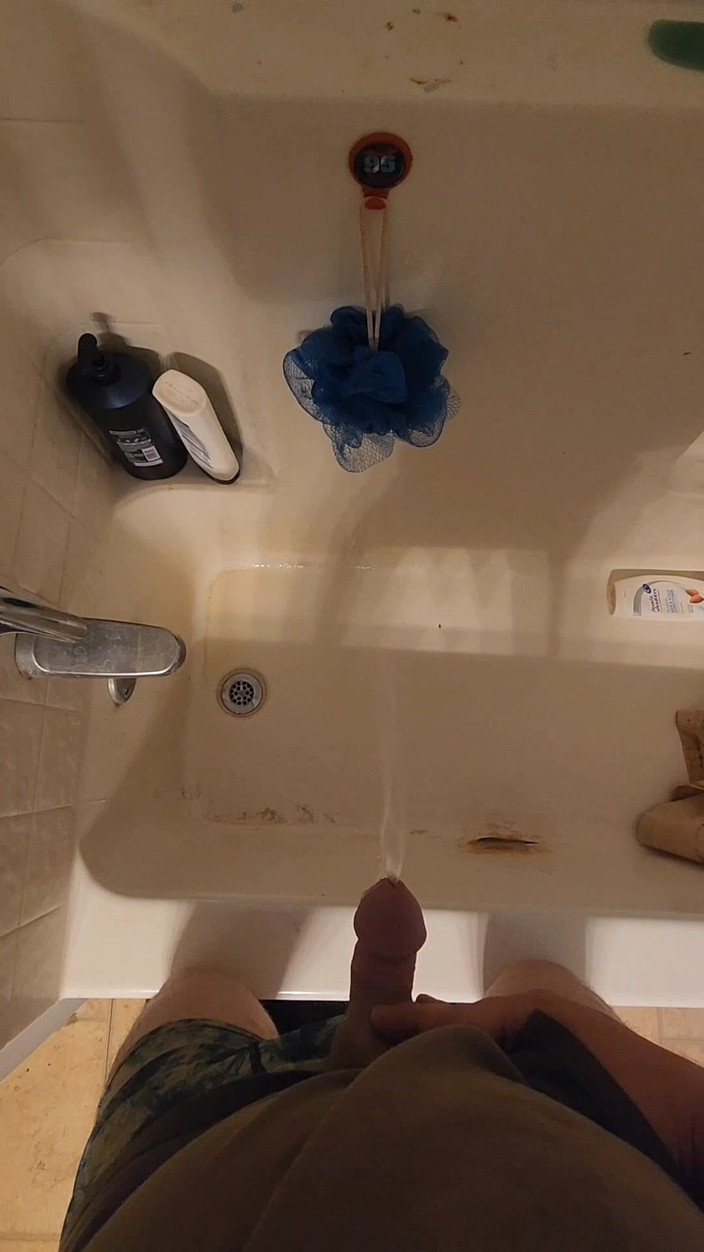 Djk31314: Kencing di bak mandi.