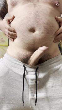Un grande grasso gioca con la pancia poi soffia un carico grasso