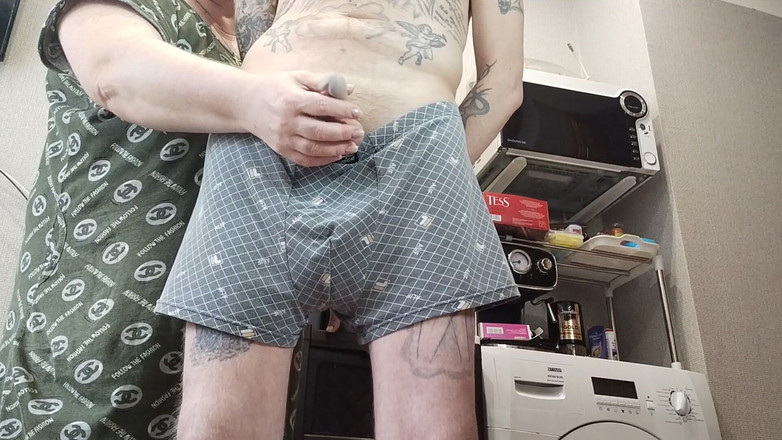 Zona901: Pompino dalla matrigna, si masturba il cazzo e sborra