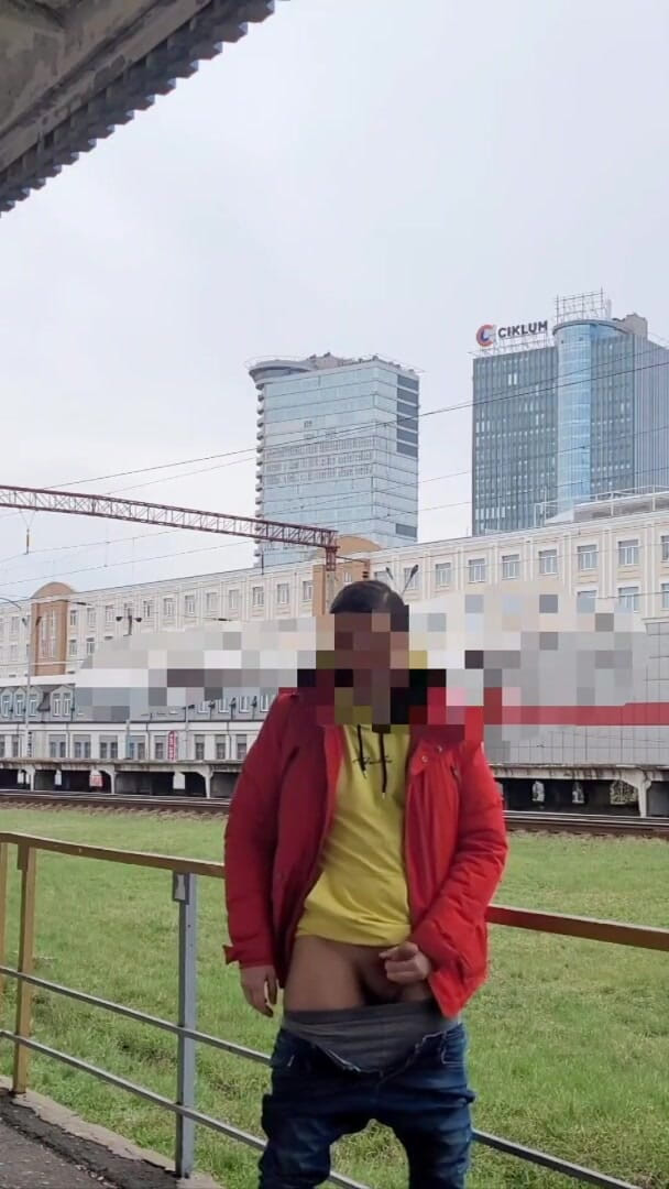 Wanker forever: Очень горячая рискованно публичная. Моя дрочка на железнодорожной платформе