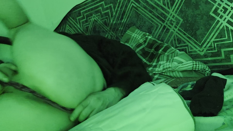 Nalekhome: Il écrase ses œufs et masse sa prostate