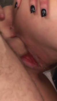 Nadržený číšník šuká sexy holku po servírování jejího burgundska