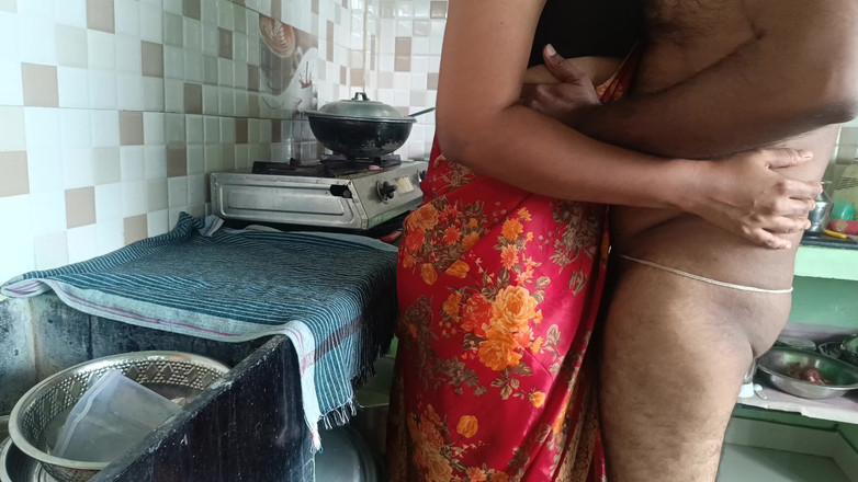 Pushpa studio: Домохозяйка сосет у соседа на кухне, когда мужа нет дома