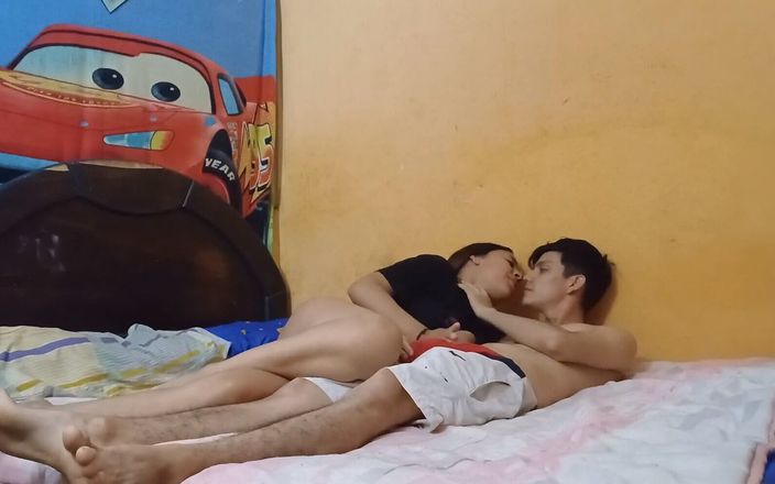 Artemisa74: Geile milf raakt de penis van haar stiefzoon aan in...
