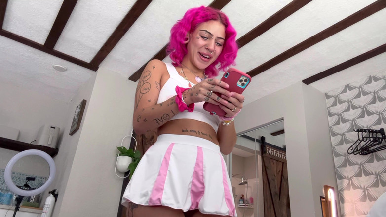 Nali Marie: Roztleskávačka se směje ponížení malého penisu