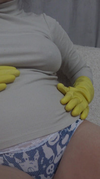 Mia moglie incinta si masturba con un guanto per piatti giallo e parla di quanto ama masturbarsi con un guanto da piatto e vuole